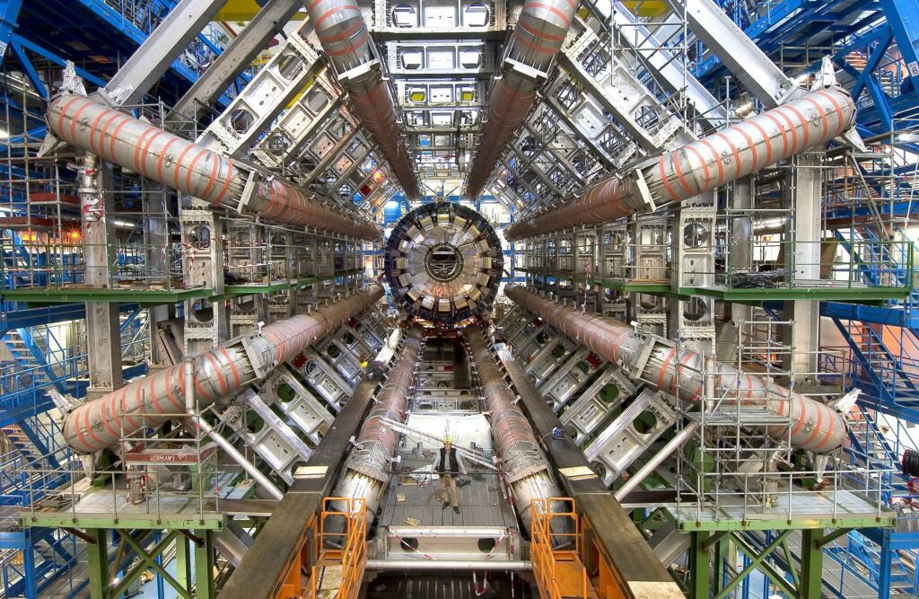 El Enigma del Universo: Materia y Antimateria en el Gran Colisionador de Hadrones