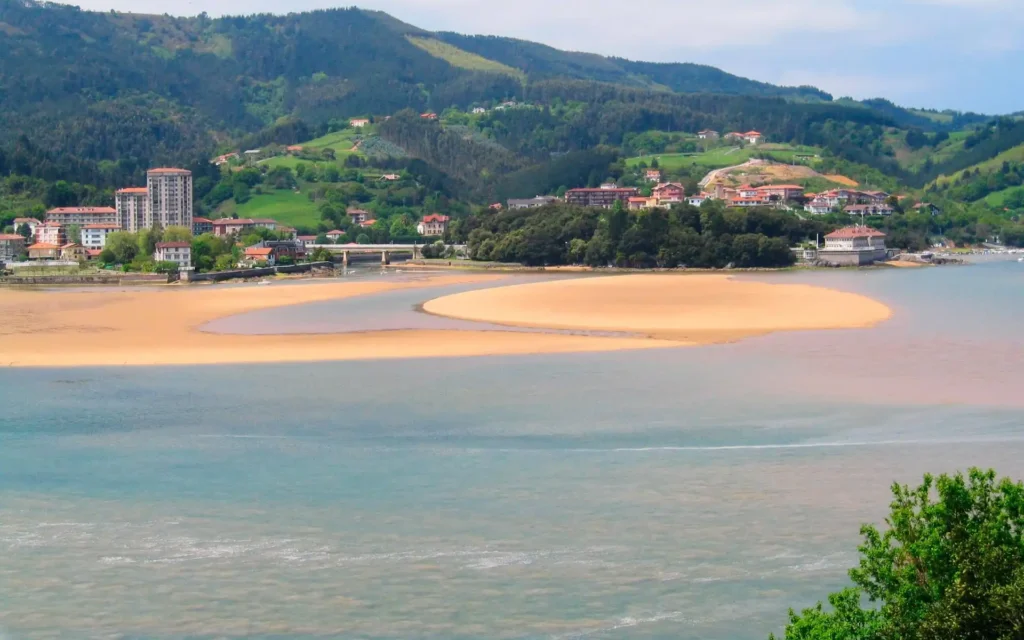 La Playa de Toña: Un Oasis de Precaución en Bizkaia