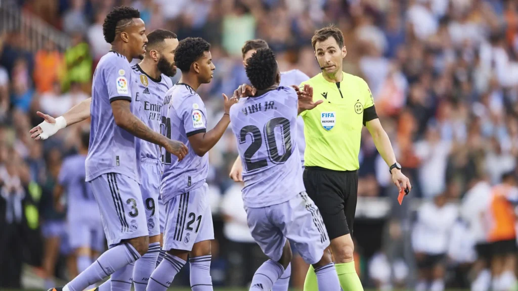 La Controversia entre Vinicius y el Árbitro: Un Enfrentamiento que Marca la Temporada