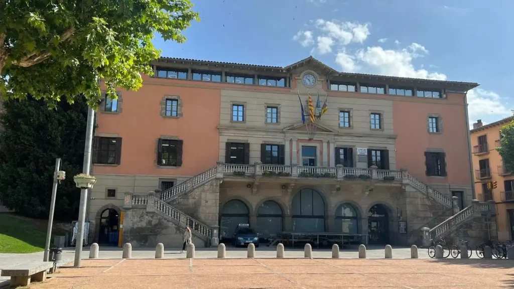 Abstención PSC Ripoll y colaboración con extrema derecha: ¿qué dice la ética política y el marco legal español?