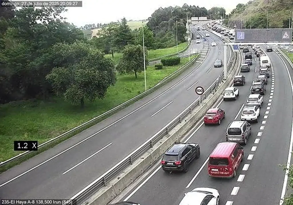 Accidente en la A-8: Retenciones y complicaciones en el acceso a Bilbao
