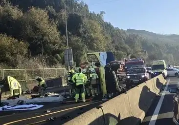 Accidente en la N-634: Colisión entre Ambulancia y Coche Deja Tres Heridos