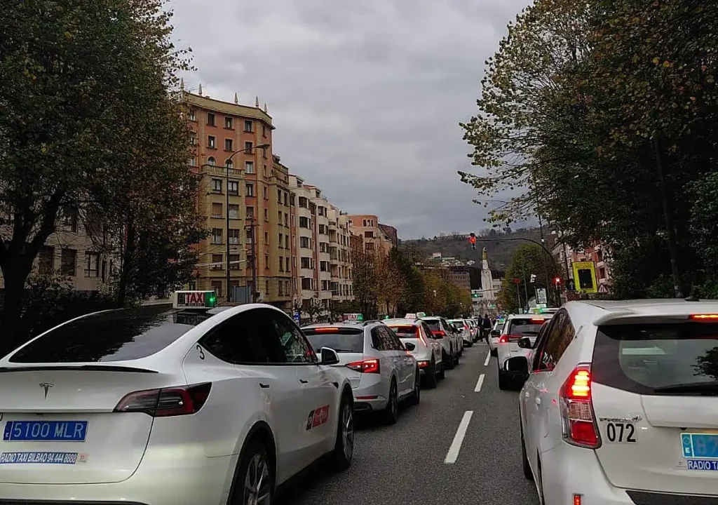 Crisis de Tráfico en Bilbao: La Protesta de los Taxistas Genera Caos en las Calles
