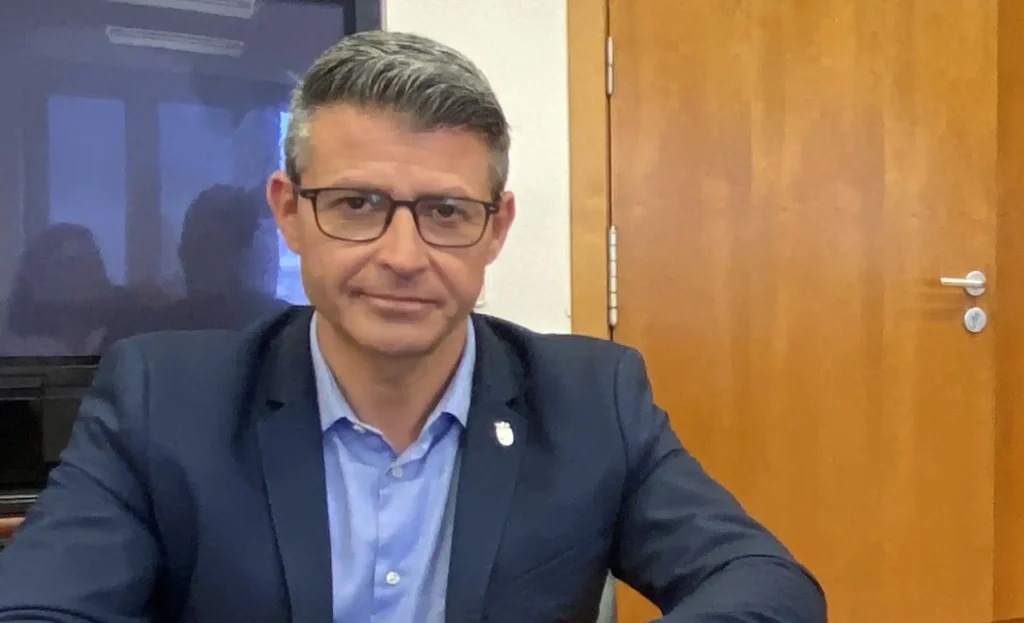 Crisis en el PSPV: El Alcalde de Almussafes Enfrenta Denuncia de Acoso Sexual