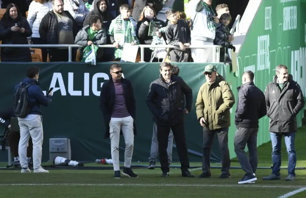 El Betis se Prepara para el Derbi: Joaquín y la Directiva en La Cartuja