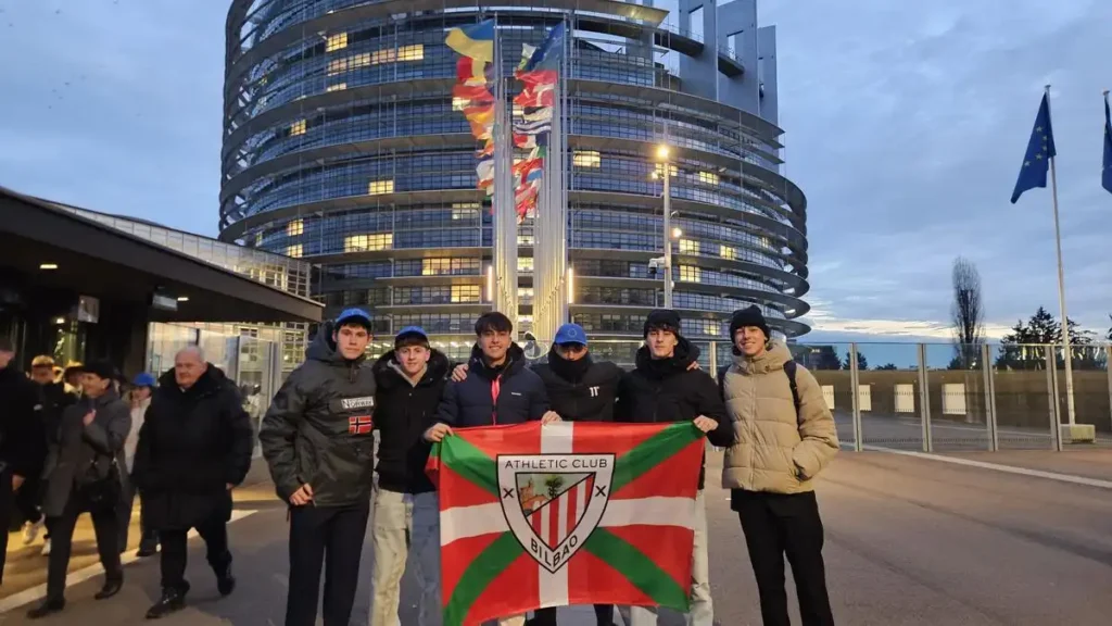 El Viaje de los Estudiantes Leioztarras: Una Ikurriña en Estrasburgo