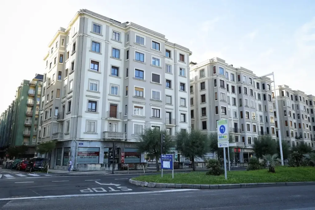 Euskadi Implementa un Seguro Público para Alquileres: Una Solución a la Crisis Habitacional