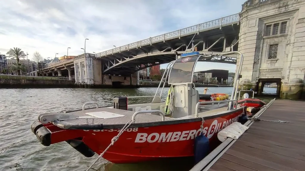 Hallazgo de un Cuerpo en la Ría de Bilbao: Un Suceso Impactante en Erandio