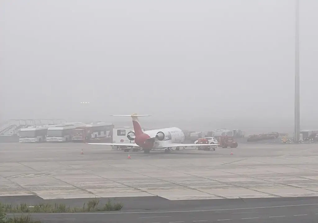 Impacto de la Niebla en el Aeropuerto de Bilbao: Desvíos y Retrasos