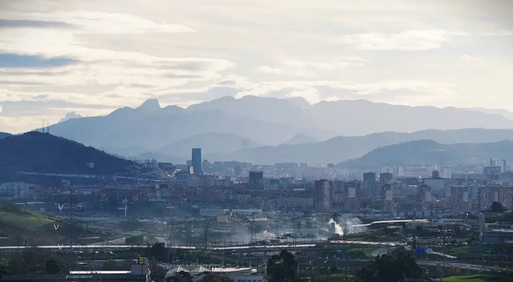 Impacto del Viento en Bizkaia: Desvíos y Cortes de Carreteras