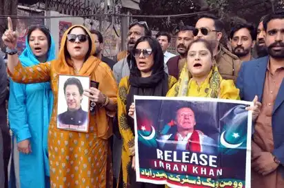 Imran Khan y su esposa enfrentan condena de 17 años por corrupción en Pakistán