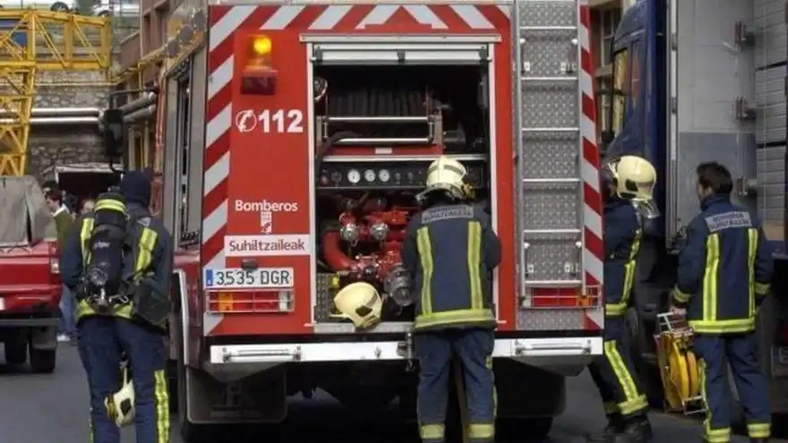 Incendio en Alonsotegi: Dos Personas Afectadas por Inhalación de Humo