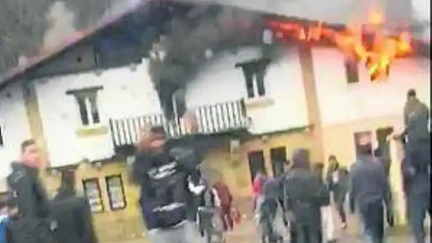 Incendio en Amorebieta: Desalojo y Cortes de Tráfico