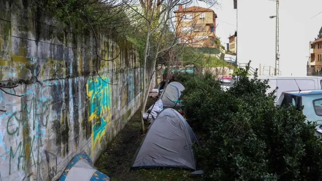 Inquietud en Bilbao por un Asentamiento Ilegal en Altamira