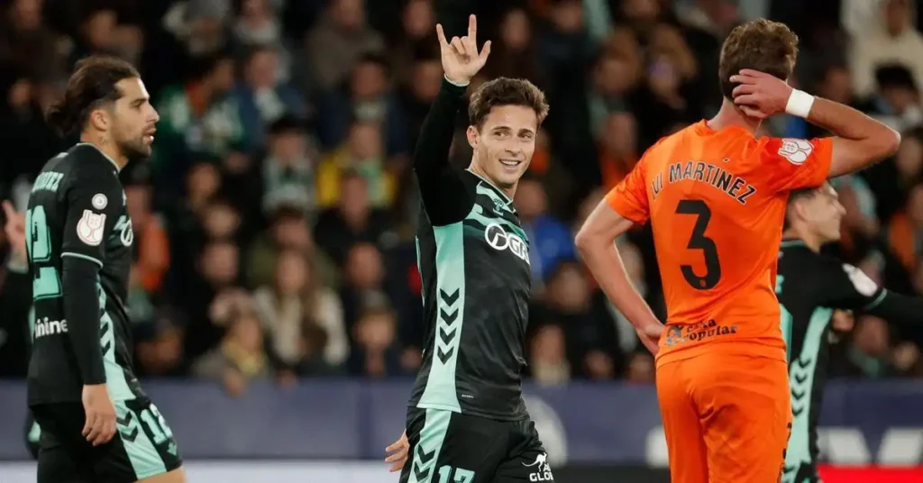 La Camiseta que Une: Antony y el Mote de Gasolina en el Encuentro Betis-Torrent