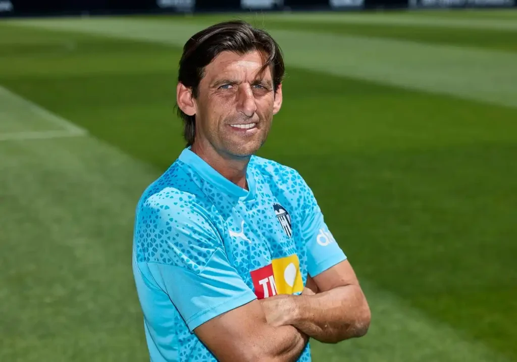 La Confianza del Valencia CF en Miguel Ángel Angulo: Un Proyecto en Construcción