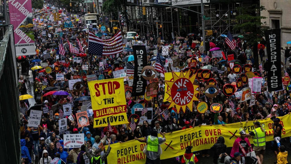 La Controversia de Trump: Entre Acuerdos de Paz y Protestas Masivas