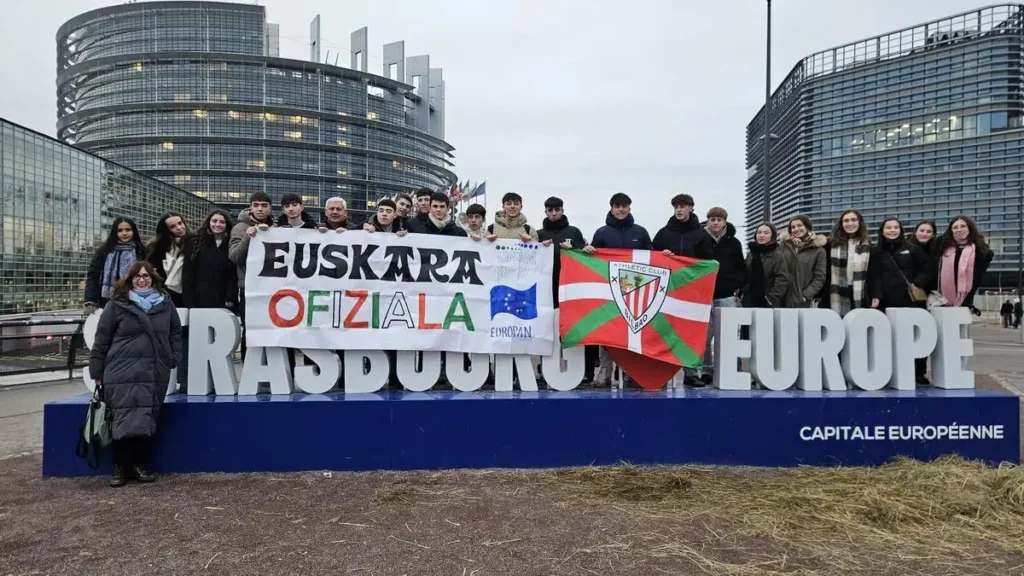 La Ikurriña y el Viaje de los Estudiantes a Estrasburgo: Un Hito Cultural