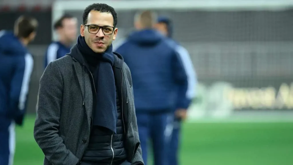 Liam Rosenior asume el mando del Chelsea con un contrato a largo plazo