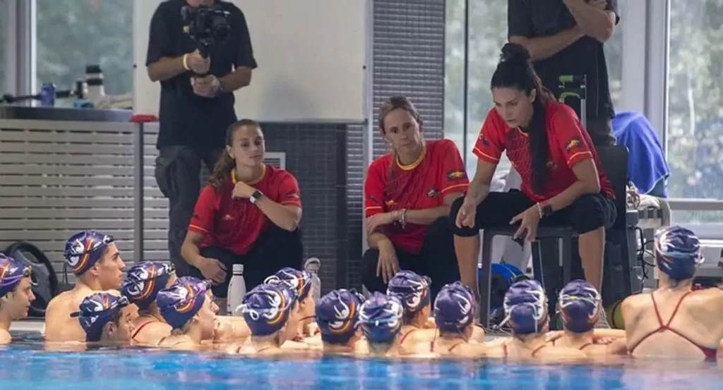 Natación artística española: cómo Andrea Fuentes reinventa la rutina olímpica con Rosalía y ciencia del movimiento