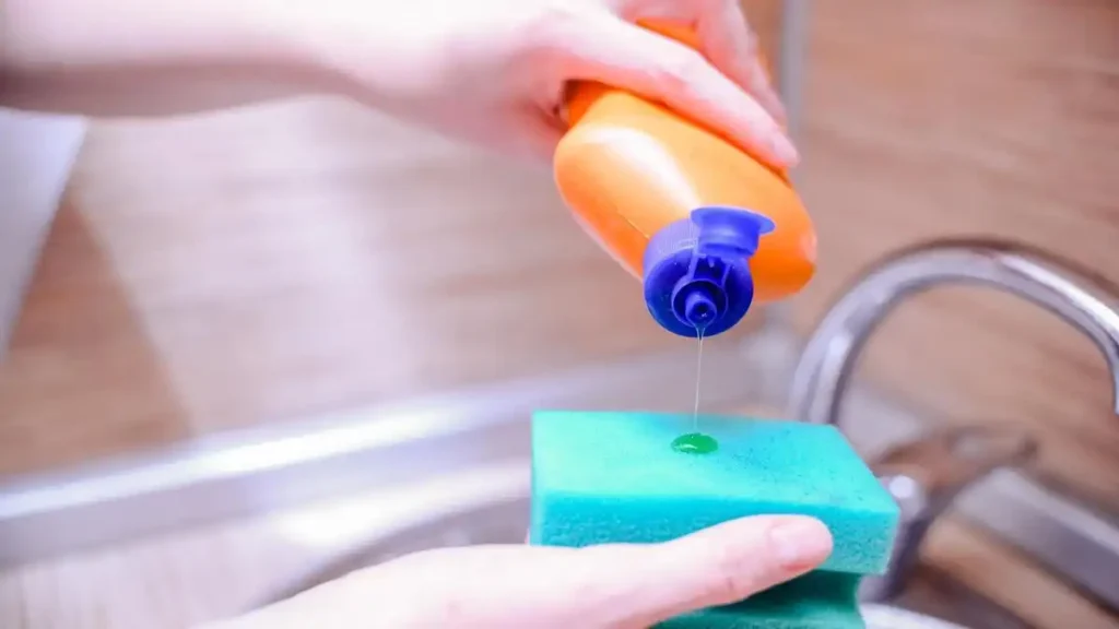 Optimiza tu limpieza: El truco del jabón de fregar congelado