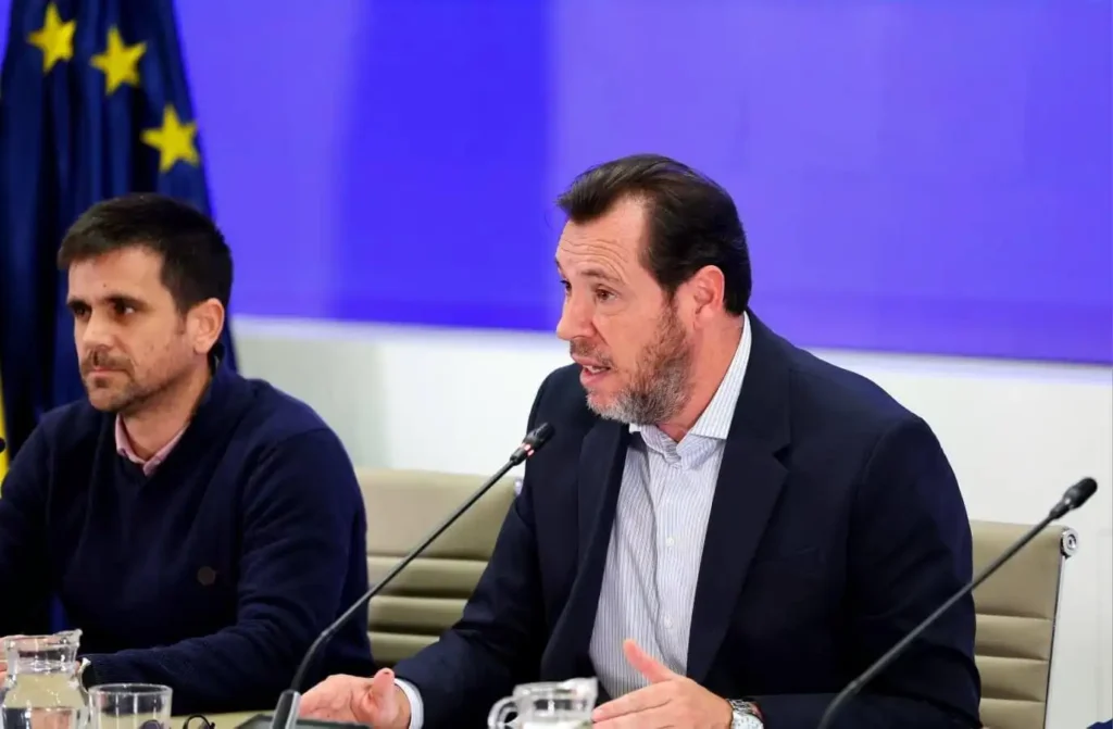 Óscar Puente: Responsabilidad y Transparencia Tras el Accidente de Adamuz
