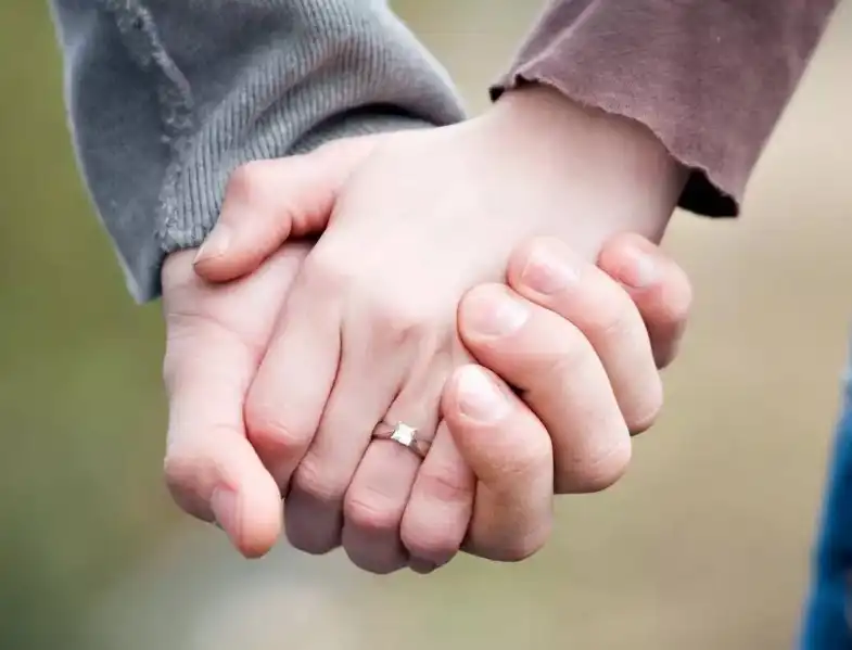 Protocolo de boda en verano: qué vestir, cuándo confirmar y por qué el código de vestimenta ya no es una regla rígida