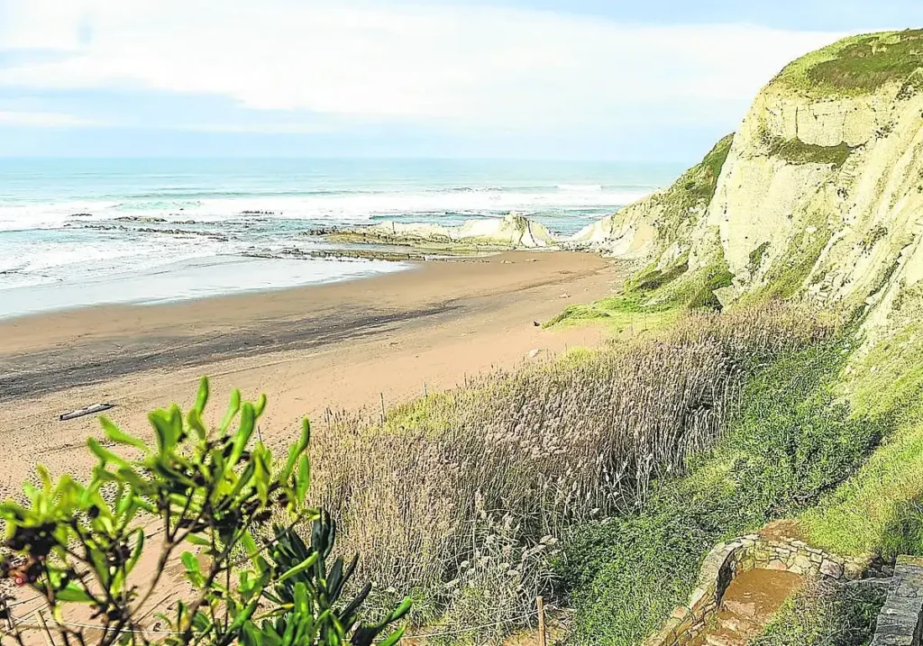 Restauración y Accesibilidad en la Playa de Barinatxe: Un Compromiso Sostenible
