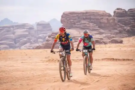 Titan Desert 2026: Luis Ángel Maté y Tessa Kortekaas ganan la edición más dura de la historia