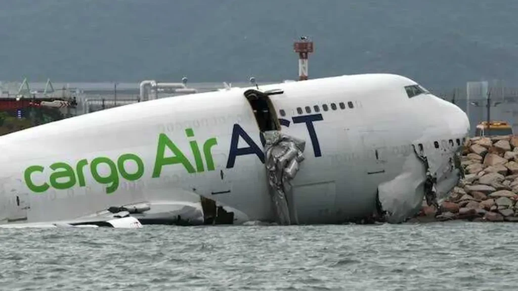 Tragedia Aérea en Hong Kong: Accidente de un Boeing 747 de Carga Deja Dos Muertos