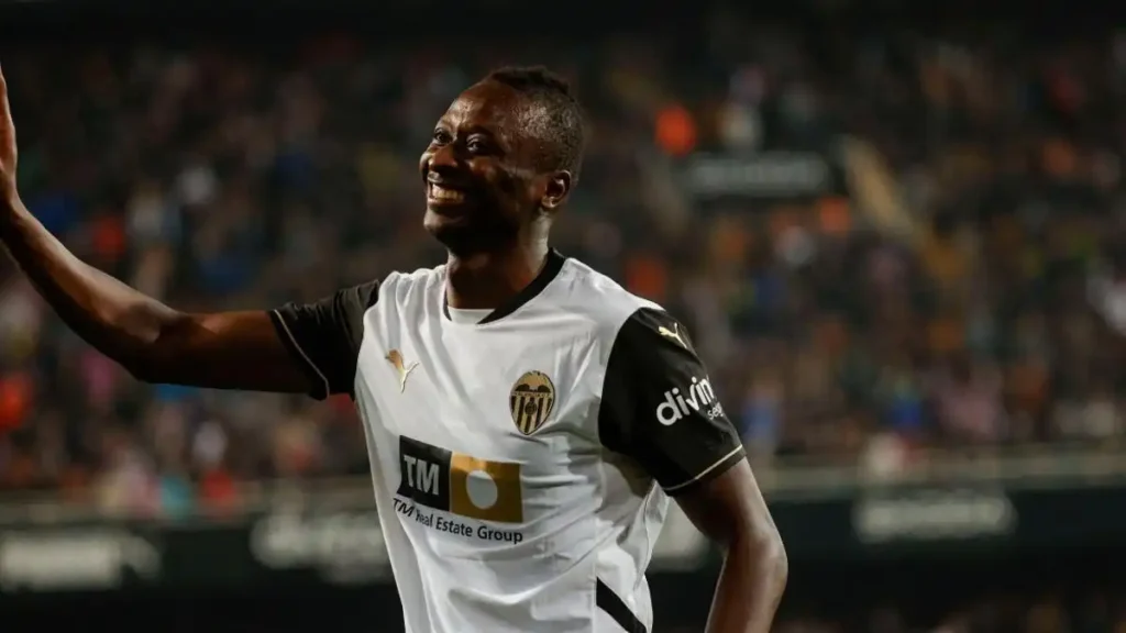 Umar Sadiq: La Nueva Esperanza del Valencia CF en el Derbi de Mestalla
