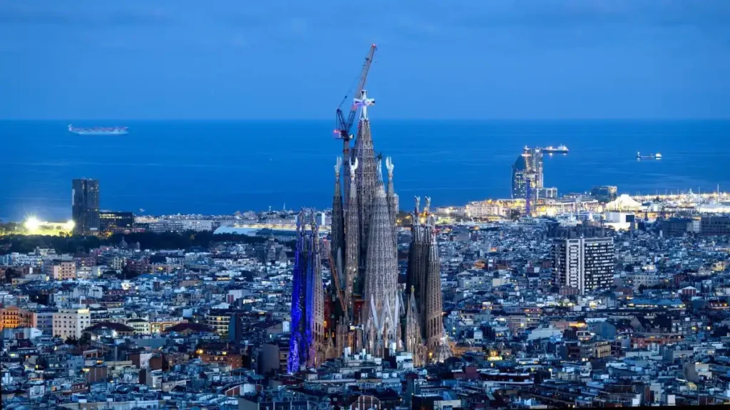 Altura Sagrada Família 2026: ¿Qué significa superar los 172,5 metros y su iluminación nocturna?