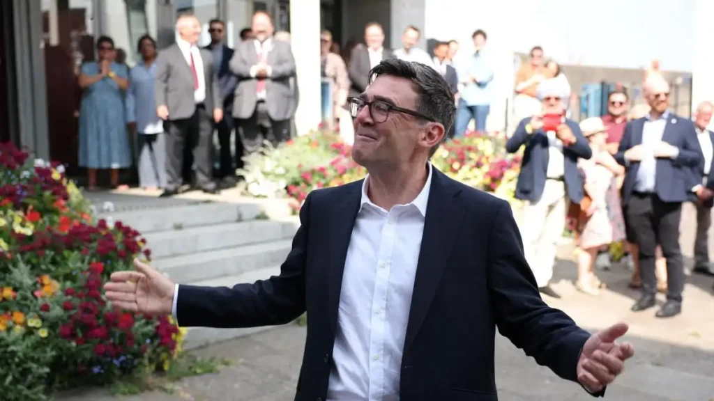 Andy Burnham derrota a la nueva derecha: el giro radical del Labour tras 40 años de neoliberalismo