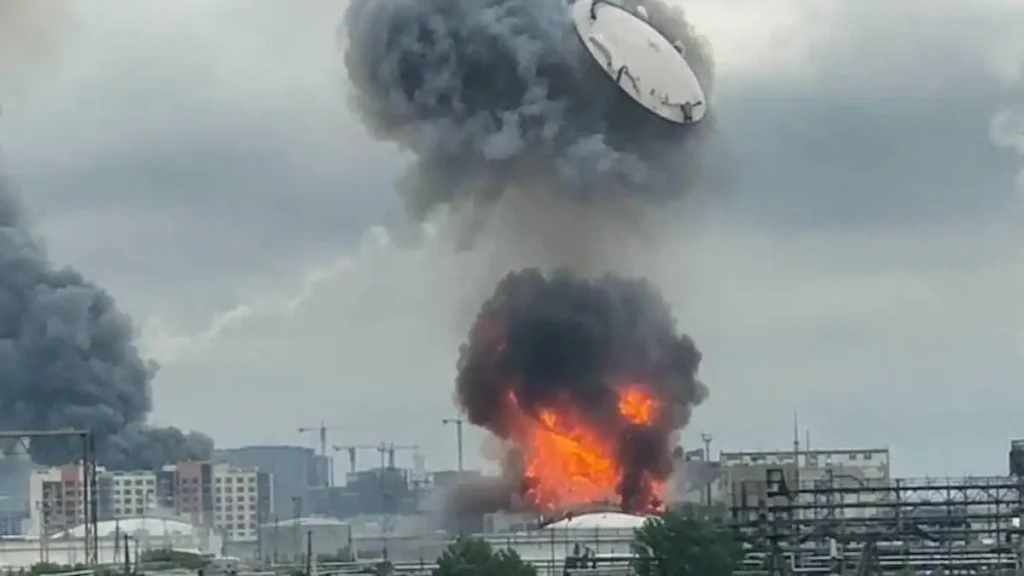 Ataque ucraniano a refinería de Moscú: ¿qué implica el golpe estratégico en el corazón de Rusia?