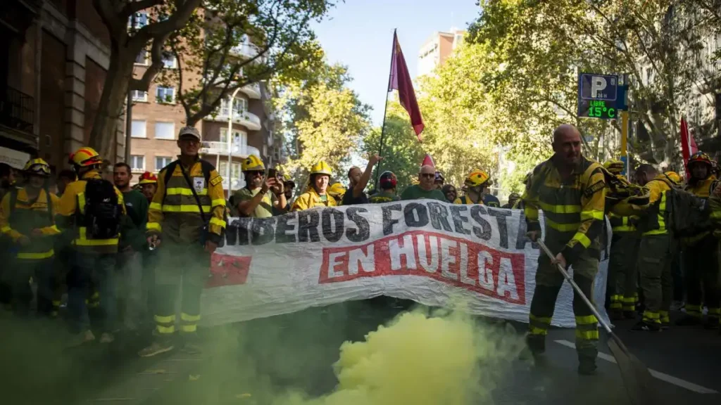 Huelga de bomberos forestales paraliza respuesta a incendios en Madrid: 61 efectivos inoperativos sin vehículos ni herramientas