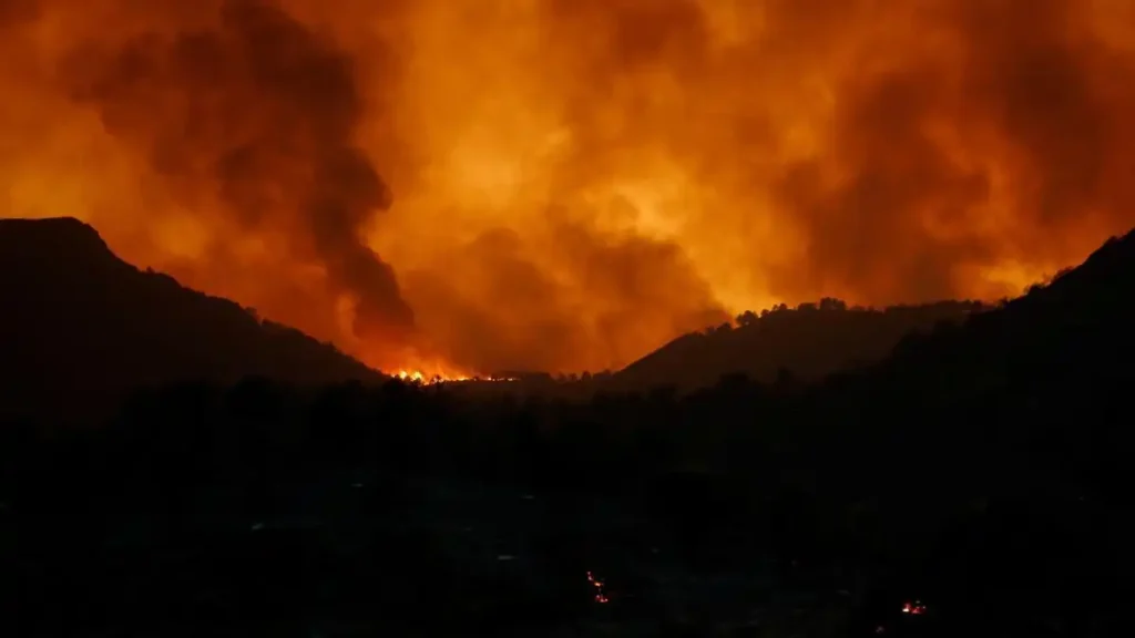 Incendio Vall d’Uixó: 7 heridos y 16.000 desalojados tras fuego ‘fuera de capacidad de extinción’