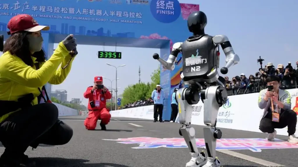 Media maratón de robots humanoides 2026 en Pekín: ¿Qué revela la prueba de E-Town sobre el futuro de la robótica?