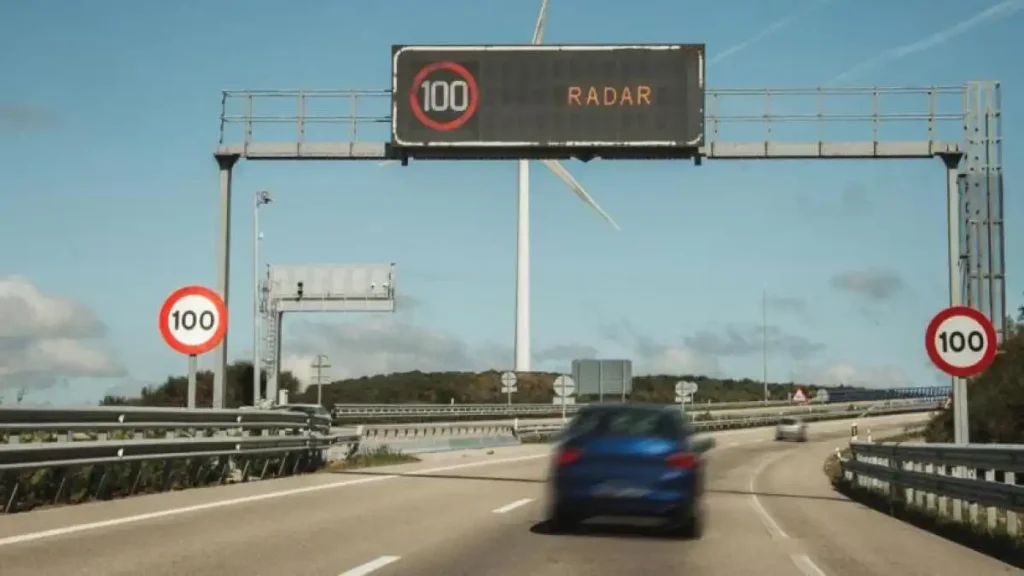 Radares DGT recaudaron 246,8 millones en 2025: ¿control de velocidad o fiscalización encubierta?