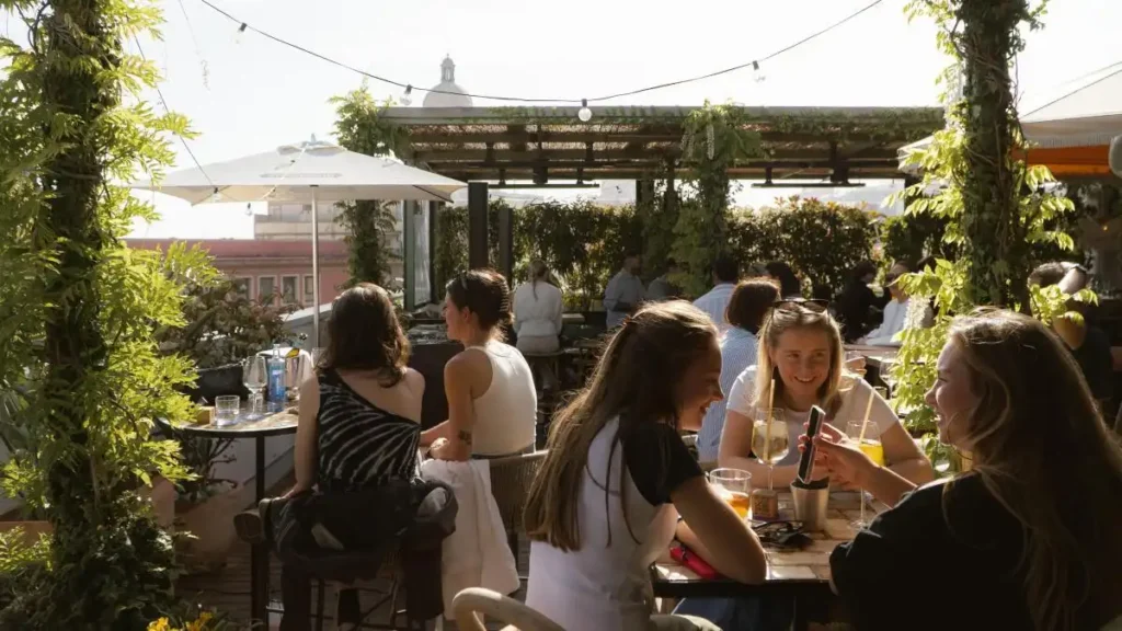 Terrazas con vistas en Barcelona: 7 rooftops para escapar del calor en 2026